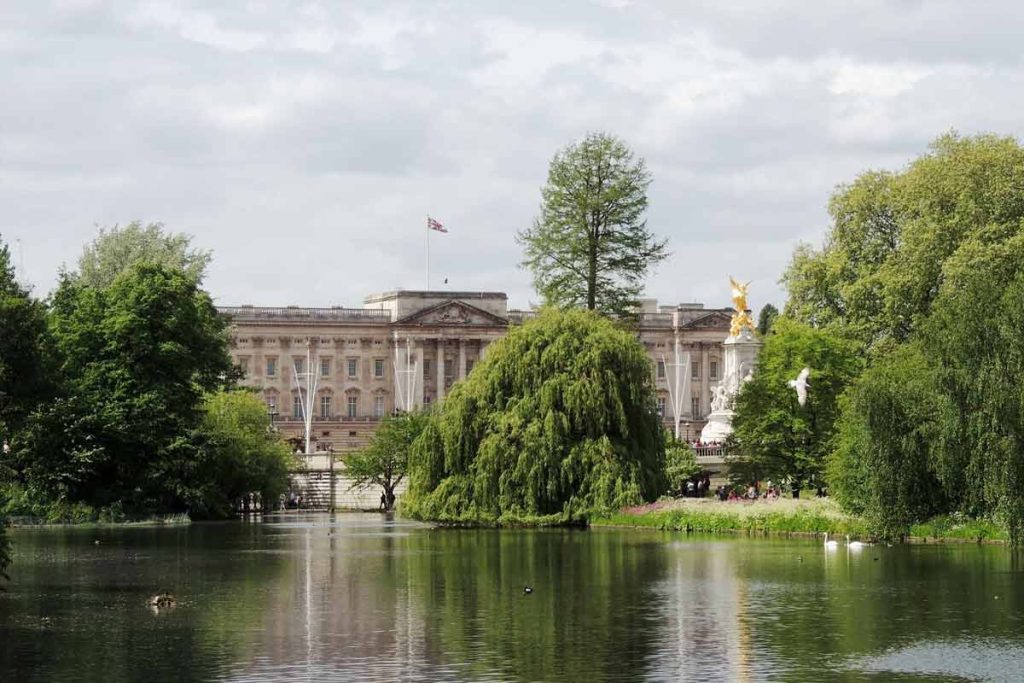 Garden Lake Buckingham Palace, London