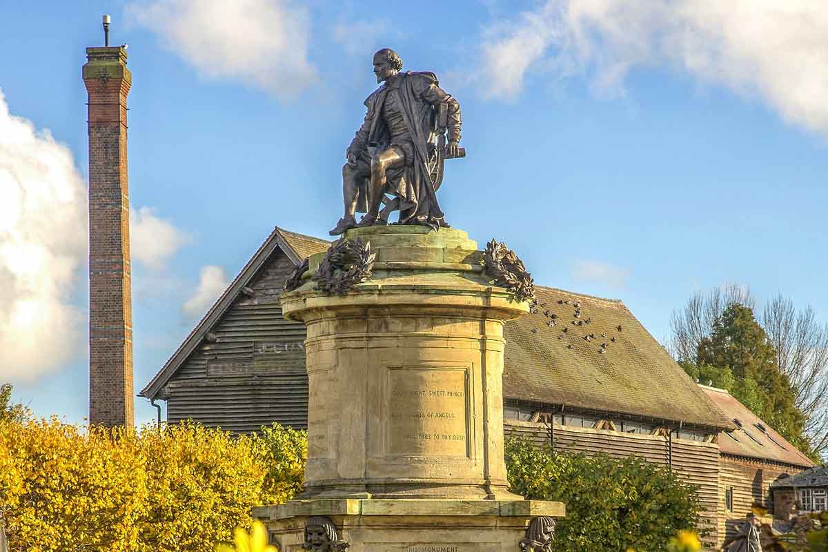 Shakespeare statue in Stratford-Upon-Avon, England