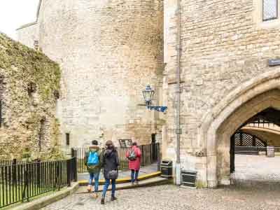 Walk within the walls of Tower of London - Image © Historic Royal Palaces https://www.hrp.org.uk/tower-of-london/
