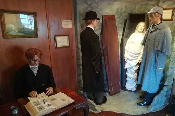 Wax figures, Sherlock Holmes Museum, London Image courtesy of Wikimedia Commons https://commons.wikimedia.org/wiki/File:Sherlock_Holmes_Museum_London_2019_(1).jpg